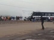 VÍDEO: Policías atropellan a grupo de estudiantes