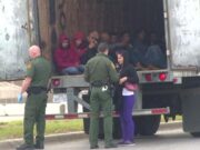 Hallan 24 indocumentados escondidos al interior de un tráiler en Texas