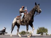 Protesta a caballo contra los abusos en centro de detención de ICE en Texas