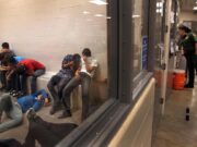 Denuncian que Gobierno impone a indocumentados «multas enormes» en represalia