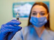 Casa Blanca pide a jefe de la FDA autorizar hoy la vacuna o que dimita