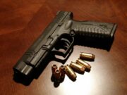 Recolectan armas en áreas latinas para disminuir la violencia