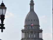 Whitmer insta a la Corte Suprema de Michigan a aclarar cuándo entra en vigor el fallo sobre los poderes de emergencia