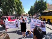 Madre se desnuda e ingresa a la Fiscalía en México; exige que se aclare el asesinato de su hijo