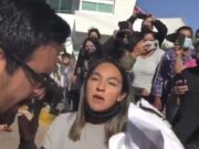 VIDEO: ‘Ayudante’ de AMLO intentó retirar a familiar de paciente con cáncer, ella lo abofetea