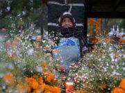 México mantiene vivo el Día de Muertos en un festejo híbrido por el covid-19