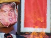 Migrantes queman piñatas de Trump en Tijuana