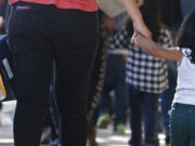 Cierran centro donde detenían en jaulas a niños migrantes