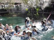 VIDEO: Reinas de belleza posan en puente, se derrumba y caen al agua