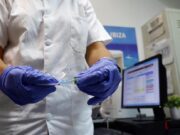 Estado dejará de pedir la residencia legal para vacunar