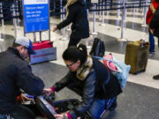 Millones de estadounidenses viajan por Navidad pese a COVID19