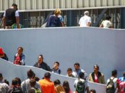 Familias migrantes piden en la frontera a Biden que salve el derecho al asilo