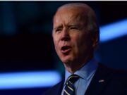 Biden considera demandar a Texas por desalojo de niños migrantes