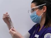 Tercer trabajador sanitario en EEUU sufre reacción adversa a vacuna de Pfizer