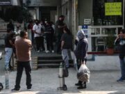 Muere hombre mientras esperaba su turno para comprar oxígeno, en Toluca