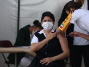 Convulsiones y parálisis: reacciones alérgicas de doctora tras vacunarse