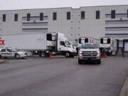 Camiones con la vacuna de Moderna salen hacia hospitales