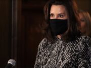 Whitmer: El que Biden haya derogado la prohibición militar transgénero es lo correcto
