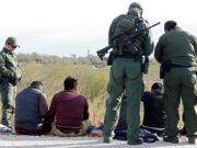 Detienen a un centenar de indocumentados en dos casas en la frontera de Texas