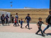 Pediatras comparan con la tortura el trato que da EEUU a los niños migrantes
