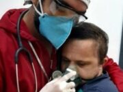 Enfermero abraza y da oxígeno a joven con Síndrome de Down que tiene Covid-19