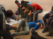 Detienen a 150 migrantes escondidos en un camión en Texas