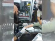 Viral: Indigna video de madre que obligó a su hija de siete años a tatuarse