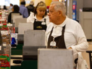 Latinos tienen prioridad en pruebas de vacuna