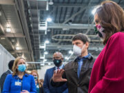 Whitmer visita sitio de vacunación en Grand Rapids