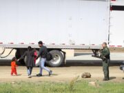 Buscan a unos 100 indocumentados que escaparon de un camión de carga