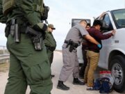 Las deportaciones exprés empujan a miles a jugarse la vida en la frontera