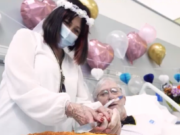Con todo y pastel: pacientes COVID se casan en hospital de Madrid