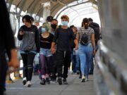 Los indocumentados no están primeros en la fila para vacunarse