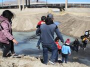 Gobierno afirma que acabará con detenciones prolongadas de familias migrantes