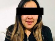 Mujer deja a su hijo en vehículo mientras ella entra a un bar