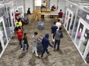 Cientos de menores indocumentados llegan al centro de convenciones San Diego