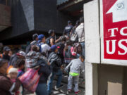 Gobierno de Biden busca salvarse ante crisis migratoria en la frontera