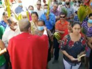 VIDEO: Sacerdote arranca el cubrebocas a una mujer y califica su uso como “una babosada”