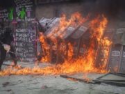 Manifestantes mexicanas derriban parte del muro que protege la sede presidencial