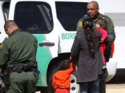 Más de 3.200 migrantes menores están bajo custodia de la Patrulla Fronteriza