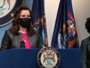 Whitmer levanta uso de mascarilla para personas completamente vacunadas