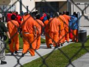 Contagios en cárceles del ICE aumentan por cientos en las últimas semanas