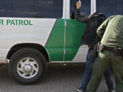 Agente latino de CBP es acusado de fuerza irrazonable