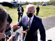 Biden da la bienvenida a inmigrantes naturalizados y encomia su valor