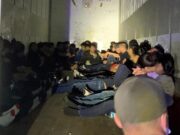 Patrulla Fronteriza detiene a 63 indocumentados que viajaban en un tráiler
