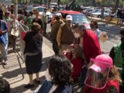 Abuelita pide ayuda con una nota durante vacunación anticovid; sufre de violencia en su hogar