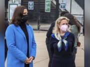 Whitmer es criticada por viajar a Florida para visitar a su padre enfermo