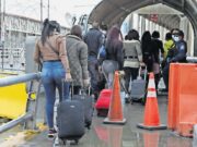 Les dan admisión especial en EU a 42 migrantes trans