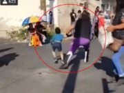 ¡No aguantó la risa! Luchador enojado avienta a un niño contra el suelo
