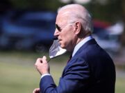 Biden avisa a la industria de Detroit que el futuro es el automóvil eléctrico